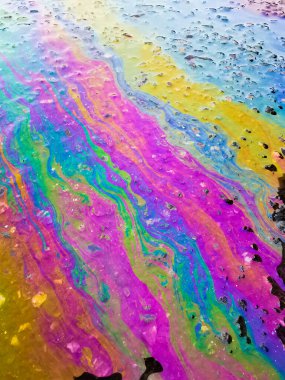 Yağmurda asfaltta yağlı ürünlerin renkli dokusu.