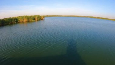 Nehir ışığı yaz günü boyunca dalgalar halinde seyahat ediyor. zaman eğrisi