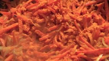 Sarı zerdeçal ile pilav için havuç pişirmek