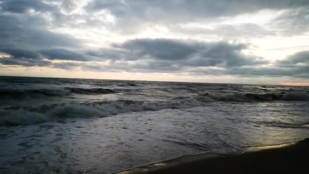 Mar Gris Inquieto Invierno Costa Atardecer Diciembre Sonido Natural — Vídeo de stock