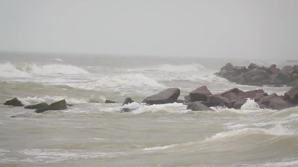 Mar Invierno Piedras Orilla Tiempo Nublado Diciembre Cámara Lenta — Vídeo de stock