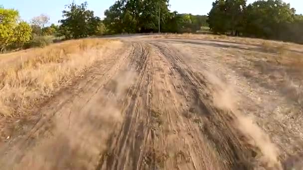 High Speed Bewegung Eines Autos Auf Einem Feldweg Staub Aus — Stockvideo