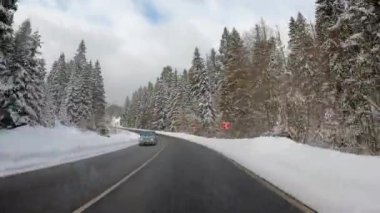 Dağlardaki güzel kış yolu. zaman eğrisi