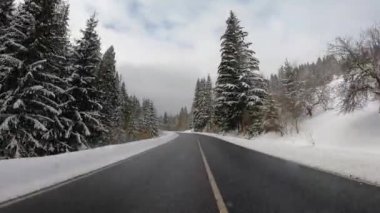 Dağlardaki güzel kış yolu. zaman eğrisi