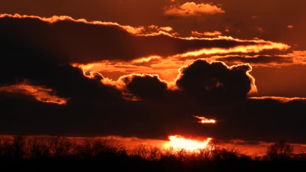 Δραματική Ατμόσφαιρα Φόντο Σύννεφα Από Τον Ήλιο Που Δύει — Αρχείο Βίντεο