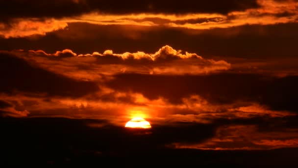 沈みゆく太陽による雲を背景にした劇的な雰囲気 — ストック動画