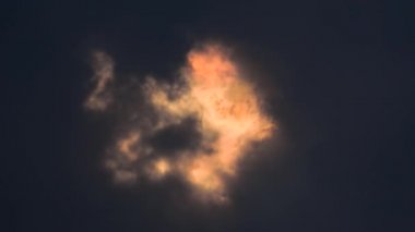 Siyah gökyüzüne karşı bir buluttan gelen ışık penceresi ekranda hareket ediyor