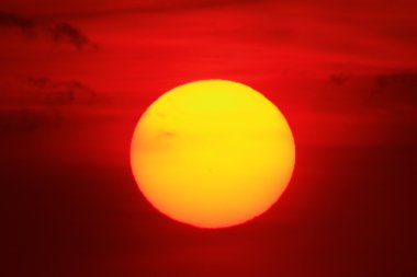 Bulutlar karşı büyük güneş