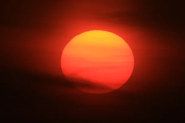 Grote zon tegen wolken — Stockfoto