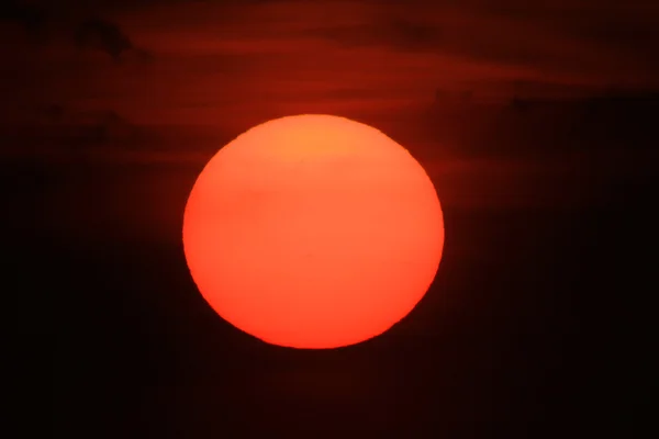 雲に対する大きな太陽 — ストック写真