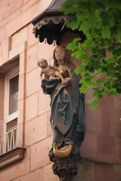 Escultura de la Virgen en el edificio —  Fotos de Stock