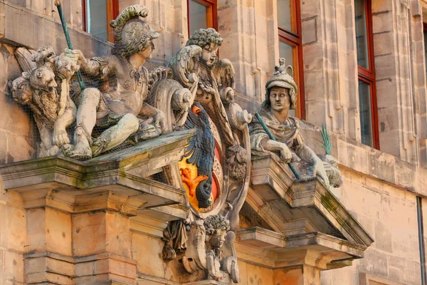 Sculpture sur une façade du musée — Photo