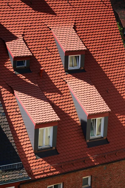 Huis met windows op dak. — Stockfoto