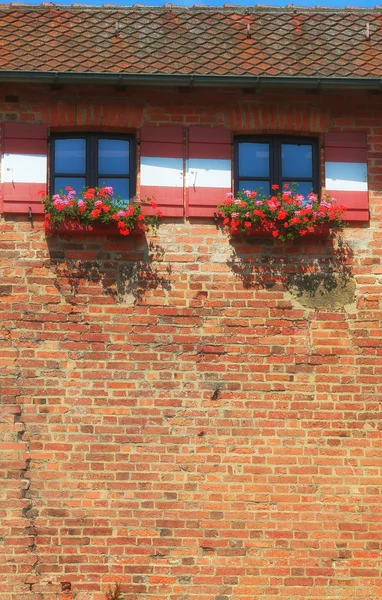 Casa con tetto e finestre con fiori . — Foto Stock