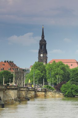 Elbe Nehri üzerinde köprü