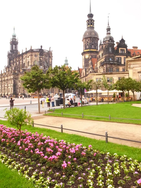 Uitzicht vanaf Theaterplatz op katholieke Hofkirche — Stockfoto