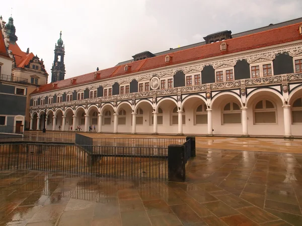 Colonnade op het kasteel Stallhof — Stockfoto