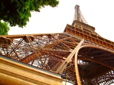 İzole Eyfel Kulesi Paris