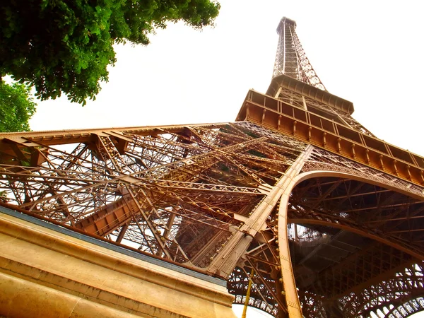 Isolated Eiffel Tower in Paris — Stock Photo, Image