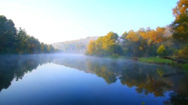 Altın sonbahar Gölü siste