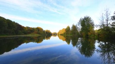 Gölde altın sonbahar