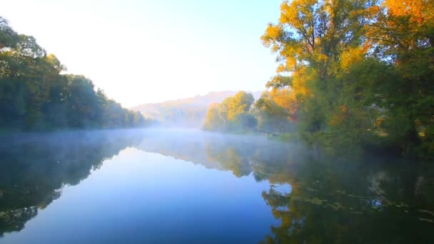 Lac d'automne doré dans le brouillard 