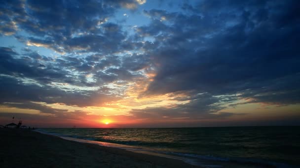 Sol naciente sobre el mar — Vídeos de Stock