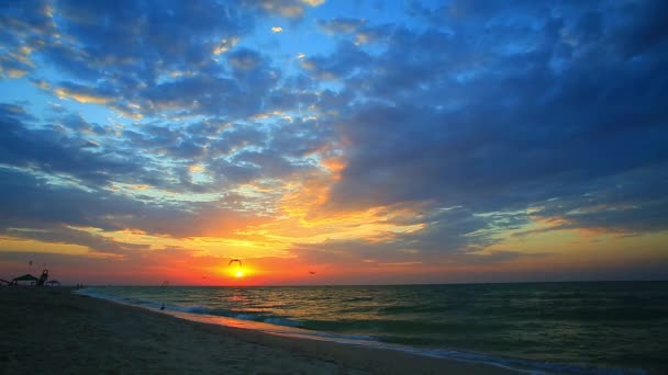 Sol naciente sobre el mar — Vídeo de stock