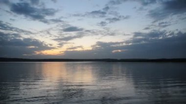 Nehri ile bulutlu gökyüzü günbatımı