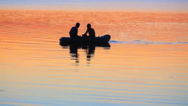 Fishermen fishing on boat on lake — Stock Video