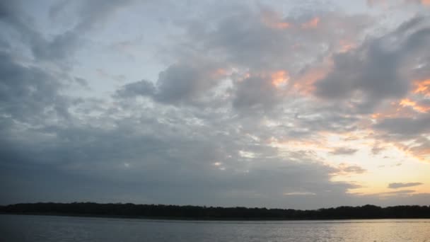 Закат на реке с облачным небом — стоковое видео