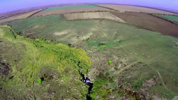 Luchtfoto van de rivier Kamyanka — Stockvideo