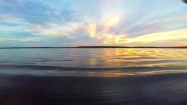 su üzerinde bulutlar