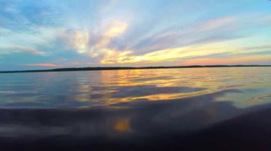 su üzerinde bulutlar