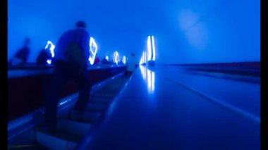 Yürüyen merdiven commuters taşır