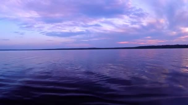 Nubes sobre el agua — Vídeos de Stock