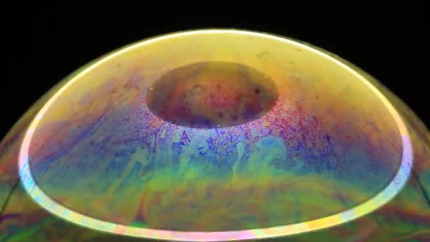 Мыльный пузырь в форме глаза — стоковое видео