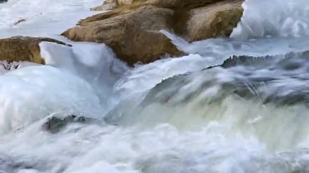 关闭结冰的瀑布 — 图库视频影像
