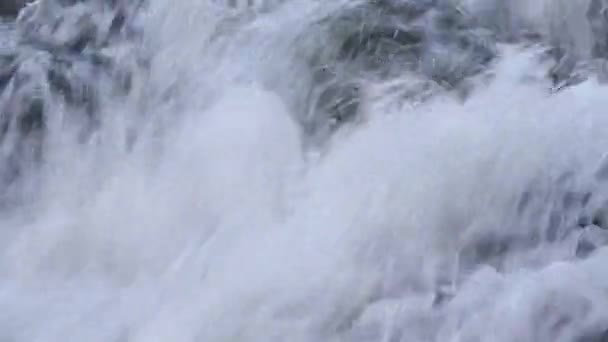 关闭结冰的瀑布 — 图库视频影像