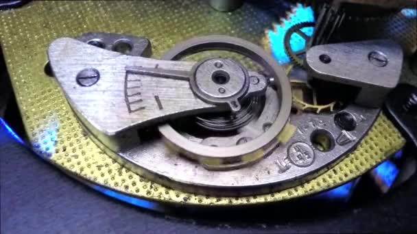 Vintage horloge machines macro detail — Stockvideo