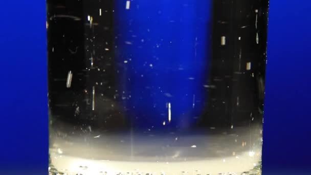 Мінеральна вода в склі — стокове відео
