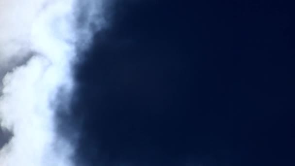 Sol contra nuvem — Vídeo de Stock