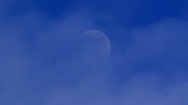 lune et nuages dans le ciel bleu 