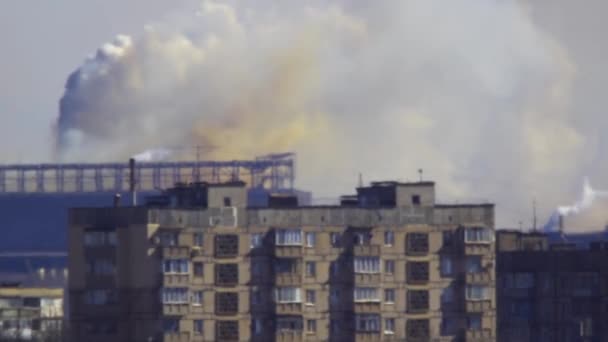 Edificios contra la planta metalúrgica — Vídeo de stock