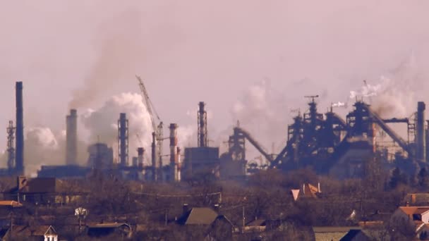 Edificios contra la planta metalúrgica — Vídeo de stock