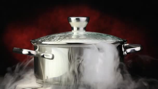 Boiling water in a pan — Stock Video