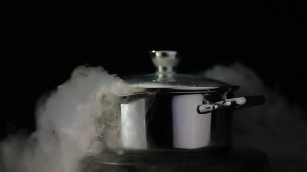 Eau bouillante dans une casserole — Video