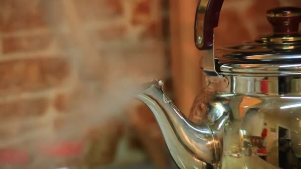 Киплячий чайник на кухні — стокове відео