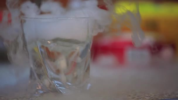 Glas water met ijs damp — Stockvideo