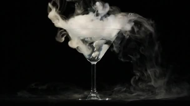 Vaso de agua con vapor de hielo — Vídeos de Stock